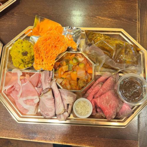 “圣诞节开胃小菜”“年末新年开胃小菜”
现正接受预订。

（照片为去年拍摄）
今年我们再次接受去年广受欢迎的开胃小菜的预订。

“圣诞节开胃小菜”
取货时间 → 12月20日（周六）~ 12月27日（周六）
申请截止日期为12月13日星期六。
价格：12,000日元（含税）

“年末新年开胃小菜”
取货时间 → 12月31日（周三）14:00~18:00
申请截止日期为12月20日星期六。
价格：22,000日元（含税）

圣诞节开胃小菜是一盘，如图一所示。
新年节日的开胃小菜将是一套 2 个盘子 + 法棍面包，如图二和图三所示。

我们期待您的预订。
请注意，一旦达到计划数量，预订将立即关闭。

#圣诞节开胃小菜 #新年开胃小菜