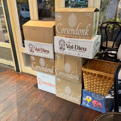 “新品到货和补货”

正当我以为终于开始感受到秋天的气息时，空气却迅速变得像冬天一样寒冷。
我觉得现在正是喝比利时啤酒的好天气。
过去几天里，大量瓶装产品运抵现场。（更多精彩内容即将推出）

我们现在拥有来自 Val-Dieu 和 Corsendonk 啤酒厂的所有官方日本进口啤酒。
冬季啤酒也即将上市，敬请期待。

我们有“山形猪排”。既可作零食，也可作正餐。
“烤干鲻鱼子”是我前几天在台湾买的一道美味佳肴。
我喜欢。

#瓦尔迪厄 #科尔森东克 #猪排 #烤乌鱼子 #比利时啤酒