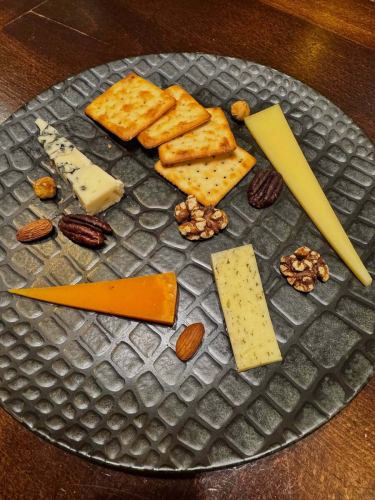 “奶酪拼盘”现已上市。

我们将在 Le Comptoir 的经理兼奶酪策展人 Erwan Khenache 的监督下，开始供应精心挑选的奶酪。

本月（品种大致每月都会变化）有四种品种，如图所示。
比利时啤酒有很多不同的风格，但我认为这款啤酒可以与任何风格的葡萄酒搭配。

这是限量供应，售完即止，将更换为其他奶酪。
如果你不喜欢甜食，为什么不试试这个作为甜点呢？

#belgianbeer #lecomptoir #appenzeller #tommealaildesours #mimolette #roquefortbio