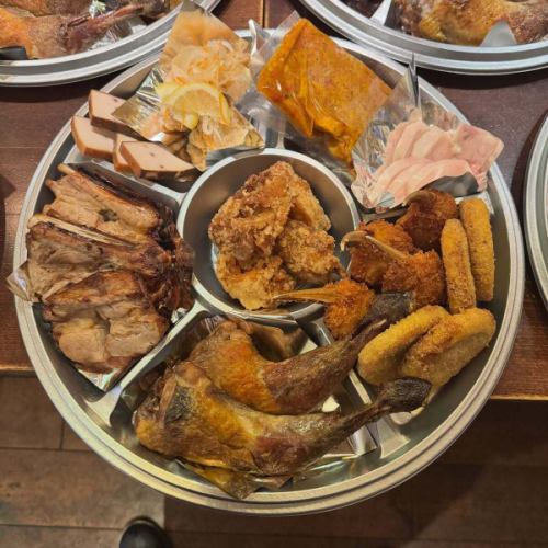 “聖誕節開胃小菜”“年末新年開胃小菜”
現正接受預訂。

（照片為去年拍攝）
今年我們再次接受去年廣受歡迎的開胃小菜的預訂。

“聖誕節開胃小菜”
取貨時間 → 12月20日（週六）~ 12月27日（週六）
申請截止日期為12月13日星期六。
價格：12,000日圓（含稅）

“年末新年開胃小菜”
取貨時間 → 12月31日（週三）14:00~18:00
申請截止日期為12月20日星期六。
價格：22,000日圓（含稅）

聖誕節開胃小菜是一盤，如圖一所示。
新年節日的開胃小菜將是一套 2 個盤子 + 法國麵包，如圖二和圖三所示。

我們期待您的預訂。
請注意，一旦達到計劃數量，預訂將立即關閉。

#聖誕節開胃小菜 #新年開胃小菜