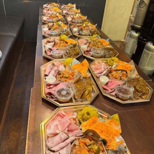 “聖誕節開胃小菜”“年末新年開胃小菜”
現正接受預訂。

（照片為去年拍攝）
今年我們再次接受去年廣受歡迎的開胃小菜的預訂。

“聖誕節開胃小菜”
取貨時間 → 12月20日（週六）~ 12月27日（週六）
申請截止日期為12月13日星期六。
價格：12,000日圓（含稅）

“年末新年開胃小菜”
取貨時間 → 12月31日（週三）14:00~18:00
申請截止日期為12月20日星期六。
價格：22,000日圓（含稅）

聖誕節開胃小菜是一盤，如圖一所示。
新年節日的開胃小菜將是一套 2 個盤子 + 法國麵包，如圖二和圖三所示。

我們期待您的預訂。
請注意，一旦達到計劃數量，預訂將立即關閉。

#聖誕節開胃小菜 #新年開胃小菜