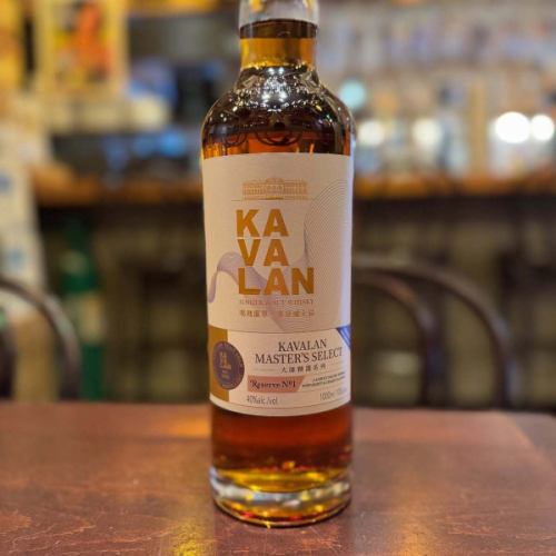 新桶已開啟！

經過一個長週末，我們今天重新開始營業，供應晚餐（下午 5 點開始）。
假期期間我去台灣旅行了。
我們也囤了一些紀念品和在日本很難找到的威士忌。

●三月10日
Malheur10 / keg
style / Belgian Strong Golden Ale
alc 10%
來自杜蘭特希爾啤酒廠的絕妙金髮女郎。
迷人的酯香、甜美的大麥香和啤酒花香。
帶有桃子般的甜香，並略帶檸檬和橙皮的辛辣味。
雖然酒精度高達 10%，但這是一款口感非常好的啤酒，而且並不厚重。
[世界啤酒杯J 烈性特種艾爾啤酒[比利時風格]獲得銀牌。

譫妄紅
Delirium Red / keg
style / Fruit
alc 8%
一款以人們熟悉的粉紅色大象“休斯臉”為特色的水果啤酒。
它具有濃鬱的櫻桃果香和較高的酒精度。
這款啤酒甜度和酸度平衡得很好，適合作為餐後甜啤酒。
柔和的櫻桃和杏仁香氣，略帶苦澀的漿果餘味。

科森東克布魯恩
Corsendonk Bruin / keg
style / Dark Ale
alc 6.5%
由科森東克啤酒廠釀造的黑啤酒。
它散發著濃鬱的香氣，味道有點像苦巧克力。
麥芽帶來的甜味、淡淡的酸味和香料味。
一款風味複雜而濃鬱的啤酒。

我們也開始供應來自台灣引以為傲的威士忌酒廠噶瑪蘭的兩款威士忌。

●Kavalan首席小提琴手Vanya Barrique Finish
KAVALAN Concertmaster VINHO Barrique Finish
https://www.kavalanwhisky.com/jp/news.php?act=view&id=169

噶瑪蘭大師精選珍藏1號單一麥芽威士忌
Kavalan Master's Select Reserve No.1 Single Malt Whisky
https://www.kavalanwhisky.com/jp/product.php?act=view&id=52

這兩件都是非常精美的物品，在日本是找不到的。
啤酒之後享用，真是完美的收尾之選。

#belgianbeer #malheur #deliriumred #corsendonkbruin #kavalan #kavalancocertmaster #kavalanmastersselect