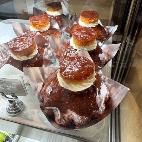 我們開了新的桶子！

距離我上次發文已經有一段時間了。
突然覺得天氣有些涼意，原來已經是十月下半月了。時光飛逝…

●柏圖斯波爾多
Petrus Bordeaux / keg
Style / Fremish Red Ale
alc 5.5%
De Brabandere 啤酒廠生產的佛蘭德斯紅啤酒。
一种红啤酒，混合了在波爾多橡木桶中陳釀兩年的啤酒和新鮮的棕色啤酒。
橡木桶陳釀的獨特風味，
其獨特之處在於，您可以同時享受年輕棕色啤酒和麥芽啤酒的清爽口感。

一點點秋天的食材。我們已經開始供應魚白。
此外，薩瓦林也正在捲土重來。

#savarin #belgianbeer #petrusbordeaux #milt #milt fries #milt peperoncino