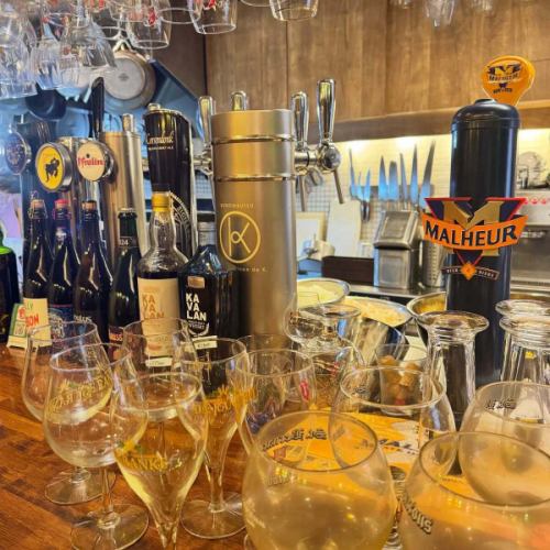 新桶已开启！

世界正沉浸在圣诞氛围中
今年只剩下大约两周时间了。我们将推出多款冬季啤酒，非常适合冬季饮用。

●圣诞老人
Pete Noel / keg
style / Blond - Winter
alc 7%
采用来自波佩林格的新鲜哈勒陶啤酒花酿造，充分展现其风味。
它使用了大量秋季在当地采摘的新鲜啤酒花。
倒酒的瞬间，啤酒花的怡人香气便扑面而来。
酒体饱满，啤酒花苦味令人愉悦。
这是德兰克啤酒厂出品的一款圣诞啤酒，该啤酒厂对使用整粒啤酒花有着非凡的执着。

●圣伯纳德的圣诞节
St.Bernardus Christmas / keg
style / Strong Dark Ale - Winter
alc 10%
据说这是世界上最好的啤酒。
这款圣诞啤酒由圣伯纳德啤酒厂酿造，其配方源自“Westfrenterenabt”。
香料和香蕉的香气很棒，但并不甜腻，而且回味清爽。
这款啤酒的有趣之处在于它的味道会随着温度而变化。

●艾伦博斯威士忌兰比克
Eylenboche Whisky Lambiek / keg
style / Lambiek - other
alc 8.5%
这家兰比克啤酒厂于 2018 年在科贝赫姆成立，复兴了一家于 1989 年关闭的啤酒厂。
一款精心酿造的纯正兰比克啤酒，在威士忌酒桶中陈酿。
柑橘的香气和酸度与威士忌和橡木的香气相得益彰，营造出更加柔和的口感。
也建议将其作为餐后饮品，搭配奶酪享用。

斯鲁普姆克白
Slaapmutske Wit / keg
style / Belgian - Wit
alc 4.4%
“Slarpumtzke 啤酒厂”
Slarpumtzke 啤酒厂是一家小型精酿啤酒厂，最初由一对曾在 Hugues 啤酒厂（以 Delirium 啤酒闻名）工作的夫妇创办。
他们的孩子出生时，他们酿造了一种啤酒来纪念这一时刻，这种啤酒广受欢迎，并促成了酿酒厂的建立。
酿酒师丹尼和他的妻子玛琳想尽办法哄他们的宝宝睡觉，因为无论他们做什么，宝宝都哭个不停。他们让宝宝把手指蘸进一杯他们酿造的啤酒里舔一舔。
婴儿立刻停止了哭泣，沉沉睡去。
就在这时，玛琳拿起一瓶啤酒说：“这才是真正的斯拉普姆图克！”啤酒厂的名字就此诞生。
Phantom Brewer 没有自己的酿酒厂，而是将酿造工作外包给 Scheldt Brewery。

一款以麦芽大麦和小麦为原料，采用上发酵工艺酿造的白啤酒。
柑橘茶、芫荽和橙皮的香气扑鼻而来。
它拥有细腻绵密的泡沫，并带有淡淡的碳酸味。

今天（周五）和明天（周六）还有空位。
后天，也就是星期天，会空无一人，哈哈
派对结束后喝一杯怎么样？

#perenoel #stbernarduschristmasale #corsendonkchristmasale #slaapmutskewitbier #eylenbochwhiekylambiek