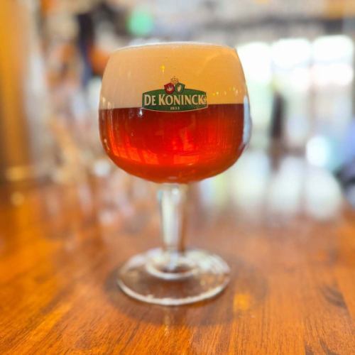 新樽開栓！

早いもので一月ももう終わり。
寒い日が続きます。暖かくしてお過ごし下さいね。

ボレケ・デ・コーニンク
Bolleke De Koninck / keg
style / Belgian Pale Ale
alc 5.2%
ベルギー北部アントワープの象徴ともいえるビール。
茶色のエールタイプで、モルトの程よいコクとザーツホップの上品な苦みが調和して、飽きのこない瑞々しい味わいが魅力。
いわゆる「ベルジャンエール」というビアスタイルのお手本の様なビール。

ただいま開栓中リストはこちら↓
https://untp.beer/e58ddb0a61

お酒に合いそうな「ロックフォール・ビオ」を使用したチーズケーキ作りました。おつまみに是非。

シコン(チコリ・アンディーブ)と生ハムのグラタンがメニューイン。寒いのでね。

チーズ盛り合わせ、種類更新です！入港したばかりの旨い奴ら登場。是非。

#bollekedekoninck #チーズケーキ #チコリのグラタン #belgianbeer #チーズ盛り合わせ