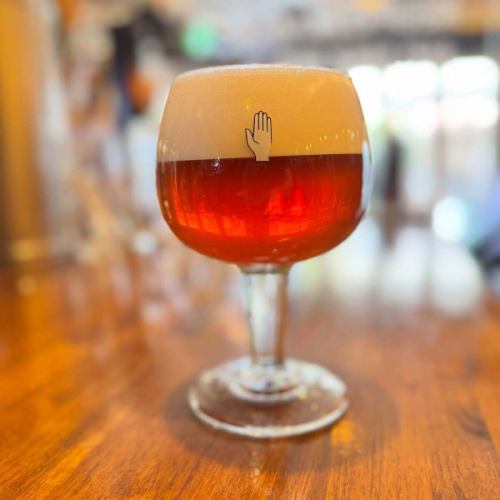 新樽開栓！

早いもので一月ももう終わり。
寒い日が続きます。暖かくしてお過ごし下さいね。

ボレケ・デ・コーニンク
Bolleke De Koninck / keg
style / Belgian Pale Ale
alc 5.2%
ベルギー北部アントワープの象徴ともいえるビール。
茶色のエールタイプで、モルトの程よいコクとザーツホップの上品な苦みが調和して、飽きのこない瑞々しい味わいが魅力。
いわゆる「ベルジャンエール」というビアスタイルのお手本の様なビール。

ただいま開栓中リストはこちら↓
https://untp.beer/e58ddb0a61

お酒に合いそうな「ロックフォール・ビオ」を使用したチーズケーキ作りました。おつまみに是非。

シコン(チコリ・アンディーブ)と生ハムのグラタンがメニューイン。寒いのでね。

チーズ盛り合わせ、種類更新です！入港したばかりの旨い奴ら登場。是非。

#bollekedekoninck #チーズケーキ #チコリのグラタン #belgianbeer #チーズ盛り合わせ