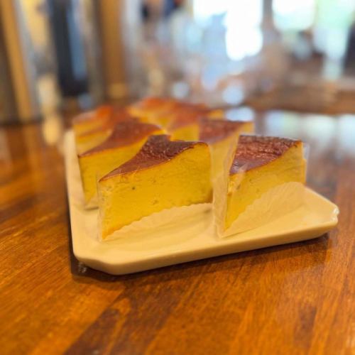 新樽開栓！

早いもので一月ももう終わり。
寒い日が続きます。暖かくしてお過ごし下さいね。

ボレケ・デ・コーニンク
Bolleke De Koninck / keg
style / Belgian Pale Ale
alc 5.2%
ベルギー北部アントワープの象徴ともいえるビール。
茶色のエールタイプで、モルトの程よいコクとザーツホップの上品な苦みが調和して、飽きのこない瑞々しい味わいが魅力。
いわゆる「ベルジャンエール」というビアスタイルのお手本の様なビール。

ただいま開栓中リストはこちら↓
https://untp.beer/e58ddb0a61

お酒に合いそうな「ロックフォール・ビオ」を使用したチーズケーキ作りました。おつまみに是非。

シコン(チコリ・アンディーブ)と生ハムのグラタンがメニューイン。寒いのでね。

チーズ盛り合わせ、種類更新です！入港したばかりの旨い奴ら登場。是非。

#bollekedekoninck #チーズケーキ #チコリのグラタン #belgianbeer #チーズ盛り合わせ