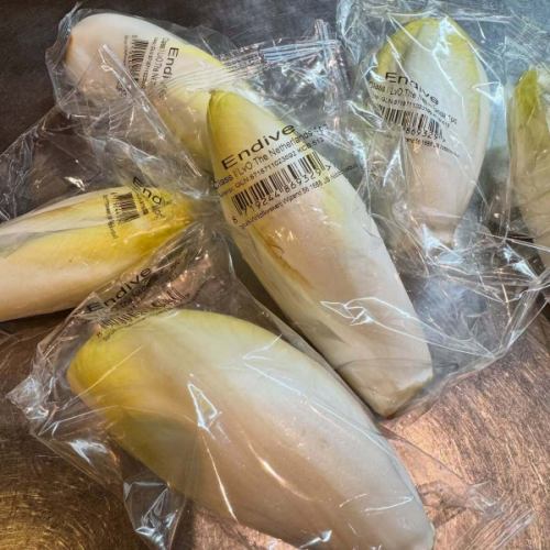 新樽開栓！

早いもので一月ももう終わり。
寒い日が続きます。暖かくしてお過ごし下さいね。

ボレケ・デ・コーニンク
Bolleke De Koninck / keg
style / Belgian Pale Ale
alc 5.2%
ベルギー北部アントワープの象徴ともいえるビール。
茶色のエールタイプで、モルトの程よいコクとザーツホップの上品な苦みが調和して、飽きのこない瑞々しい味わいが魅力。
いわゆる「ベルジャンエール」というビアスタイルのお手本の様なビール。

ただいま開栓中リストはこちら↓
https://untp.beer/e58ddb0a61

お酒に合いそうな「ロックフォール・ビオ」を使用したチーズケーキ作りました。おつまみに是非。

シコン(チコリ・アンディーブ)と生ハムのグラタンがメニューイン。寒いのでね。

チーズ盛り合わせ、種類更新です！入港したばかりの旨い奴ら登場。是非。

#bollekedekoninck #チーズケーキ #チコリのグラタン #belgianbeer #チーズ盛り合わせ