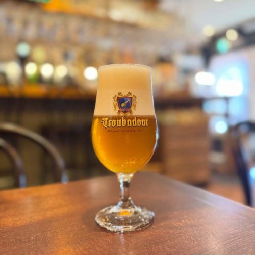 New barrel opened!

It's a nice spring-like weather.
The Kawazu cherry blossoms in front of the store are almost in full bloom.Please come and see the beautiful sight.

Troubadour Aura
Troubadour Aura / keg
style / Strong Blond
alc 8.5%
Friend Ale from Musketeer Brewery.
A limited edition product from the Troubadour series, made primarily from tritol dume, a grain that is a natural hybrid of durum wheat and wild barley.
It has a cloudy orange flavor, a very soft and rounded mouthfeel, and a smooth finish. It has a rich aroma of nuts, apricots, and
There is a hint of white pepper.delicious.

Corsendonk Ruth
Corsendonk Rousse / keg
style / Amber
alc 8%
Amber ale brewed by Corsendonk Brewery.
A beer with an elegant color.
It has a fruity aroma reminiscent of pears and a soft mouthfeel.
The refreshing sweetness does not linger, but produces a deep flavor and mellow aroma.

Tap list and New Bottle here↓
https://untp.beer/e58ddb0a61

This month, March, is our anniversary month.
We are planning to hold an "anniversary festival" for the first time in a long time (several years).
It's the 14th anniversary.Our store is now in its 15th year.
Event details will be announced at a later date.

#belgianbeer #troubadouraura #corsendonkrousse #Kawazusakura #Kuhonbutsu