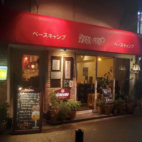 新樽開栓！

本日イベント営業。
『「薬膳カリー&ベルギービール　ベースキャンプ」がCafé.maison de K.にやってくる！Vol.3』開催です。
大変混み合う事が予想されます。ご相席、ご了承下さいませ。

本日2樽新規開栓いたします。
カリーに合いそうな旨いビールも是非。

●トラピスト・スリールールズ
Trappist Collab 2024(Trappist Three Rules) / Keg
style / Belgian Dubbel (Trappist)
alc 7.4%
Authentie Trappist Produet と認められるための3つのルールを讃える夢の特別醸造コラボビール。
深みのあるダークアンバー。
キャラメルや黒糖、トーストしたモルトの甘く香ばしいアロマ、ほのかにドライフルーツやスパイス、軽いスモーキーさも。
リッチなモルトの甘味と穏やかな苦味、上品なドライフィニッシュ。

下記の3つの修道院です。
●オランダ
La Trappe（ラ・トラップ：コニングスホーヴェン修道院）
Zundert（ズンデルト：マリア・トゥーフラフトゥ修道院）
●イギリス
Tynt Meadow（ティント・メドウ：マウント・セイント・バーナード修道院）

●スーパー8・ブロンシュ
SUPER 8 Blanche / Keg
style / Belgian - Wit
alc 5.1%
ベルギー内で3番目の規模を誇り、
120 年続く家族経営の造所「ハーヒト造所」のベルジャンホワイト。
コリアンダーシード・オレンジピール等を使用した、伝統的なホワイトエール。

皆様のお越しをお待ちしております！

#trappistcollab #threerules #super8blanche #belgianbeer #bc_taste