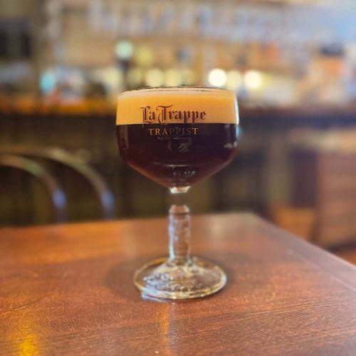 新樽開栓！

本日イベント営業。
『「薬膳カリー&ベルギービール　ベースキャンプ」がCafé.maison de K.にやってくる！Vol.3』開催です。
大変混み合う事が予想されます。ご相席、ご了承下さいませ。

本日2樽新規開栓いたします。
カリーに合いそうな旨いビールも是非。

●トラピスト・スリールールズ
Trappist Collab 2024(Trappist Three Rules) / Keg
style / Belgian Dubbel (Trappist)
alc 7.4%
Authentie Trappist Produet と認められるための3つのルールを讃える夢の特別醸造コラボビール。
深みのあるダークアンバー。
キャラメルや黒糖、トーストしたモルトの甘く香ばしいアロマ、ほのかにドライフルーツやスパイス、軽いスモーキーさも。
リッチなモルトの甘味と穏やかな苦味、上品なドライフィニッシュ。

下記の3つの修道院です。
●オランダ
La Trappe（ラ・トラップ：コニングスホーヴェン修道院）
Zundert（ズンデルト：マリア・トゥーフラフトゥ修道院）
●イギリス
Tynt Meadow（ティント・メドウ：マウント・セイント・バーナード修道院）

●スーパー8・ブロンシュ
SUPER 8 Blanche / Keg
style / Belgian - Wit
alc 5.1%
ベルギー内で3番目の規模を誇り、
120 年続く家族経営の造所「ハーヒト造所」のベルジャンホワイト。
コリアンダーシード・オレンジピール等を使用した、伝統的なホワイトエール。

皆様のお越しをお待ちしております！

#trappistcollab #threerules #super8blanche #belgianbeer #bc_taste