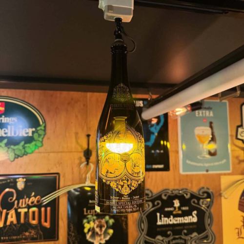 广受欢迎的“奶酪拼盘”已更新。

我们之前一直缺货的“奶酪拼盘”现在又重新上架了。
这次我们精选了一些适合搭配啤酒的奶酪。
我们隆重推出安布尔奶酪，这是一款来自比利时西弗兰德斯的硬质奶酪，其外皮经过啤酒抛光处理。

店内的照明也略作更新。
新增了“三条规则”和“马鲁鲁周年纪念版”两款酒。

三月是正常的商业月份。
私人预订和周年庆典的相关信息将在确认后立即公布。

#奶酪拼盘 #比利时啤酒 #瓶灯