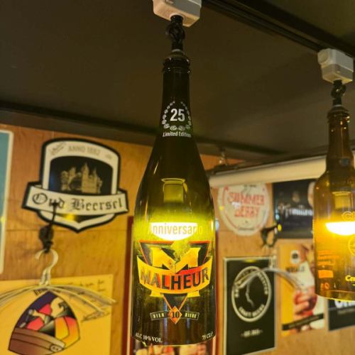 广受欢迎的“奶酪拼盘”已更新。

我们之前一直缺货的“奶酪拼盘”现在又重新上架了。
这次我们精选了一些适合搭配啤酒的奶酪。
我们隆重推出安布尔奶酪，这是一款来自比利时西弗兰德斯的硬质奶酪，其外皮经过啤酒抛光处理。

店内的照明也略作更新。
新增了“三条规则”和“马鲁鲁周年纪念版”两款酒。

三月是正常的商业月份。
私人预订和周年庆典的相关信息将在确认后立即公布。

#奶酪拼盘 #比利时啤酒 #瓶灯