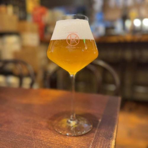 New barrel opened!

It's the last day of the long weekend.
The lineup has changed completely in the last few days.

● Grand Quatre Gose
Grand Quatorze Gose / keg
style / Sour - Other Gose
alc 6.6%
A special brew commemorating our 14th anniversary.
While Gose is typically a German-style beer that uses coriander and salt, this particular Gose uses saison yeast, resulting in a hybrid Gose that also incorporates Belgian-style characteristics.
A beer befitting a 14th anniversary celebration, with a harmonious balance of sharp acidity, the complexity of saison yeast, and a hint of saltiness.

● Malheur 8 Special Edition
Malheur 8 Special edition / Keg
style / Tripel
alc 8%
Based on the recipe for the 2022 special edition "Maheur Aniversario," this is a limited edition brew offered exclusively to Japan, using Malheur 8 as the base.
A blend of Belgian noble hops and carefully selected herbs, this beer offers citrus aromas along with touches of elderberry and pine.
Dry-hopped with multiple hops and blended with carefully selected herbs, this beer has a fruity and herbal finish.

● Chimay Blue
Chimay Bleue / keg
style / Strong Dark Ale (Trappist)
alc 9%
The flagship wine of the Chimay distillery.
Originally, it was brewed once a year as a winter ale.
It is currently released year-round.
It is characterized by its rich aroma of barley, and its deep bitterness and body.
A caramel-like aroma and a fruity citrus scent.
A rich body with a spicy flavor.

● La Trap White
La Trappe White / keg
style / Belgian - Wit (Trappist)
alc 5.5%
It debuted in 2003 as the world's first Travisto white beer.
A refreshing finish with a gentle acidity, and a floral and fruity flavor reminiscent of citrus, peach, and apricot.
Latrape White is made with only water, malt, wheat, and hops. The wheat malt gives it a floral flavor, while the use of Saphill hops brings out citrus aromas.

The list of currently opened bottles is here ↓
https://untp.beer/e58ddb0a61

I'd love to!

#belgianbeer #malheur8special #latrappewitte #chimayblue #grandquatorzegose