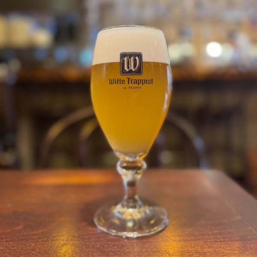 New barrel opened!

It's the last day of the long weekend.
The lineup has changed completely in the last few days.

● Grand Quatre Gose
Grand Quatorze Gose / keg
style / Sour - Other Gose
alc 6.6%
A special brew commemorating our 14th anniversary.
While Gose is typically a German-style beer that uses coriander and salt, this particular Gose uses saison yeast, resulting in a hybrid Gose that also incorporates Belgian-style characteristics.
A beer befitting a 14th anniversary celebration, with a harmonious balance of sharp acidity, the complexity of saison yeast, and a hint of saltiness.

● Malheur 8 Special Edition
Malheur 8 Special edition / Keg
style / Tripel
alc 8%
Based on the recipe for the 2022 special edition "Maheur Aniversario," this is a limited edition brew offered exclusively to Japan, using Malheur 8 as the base.
A blend of Belgian noble hops and carefully selected herbs, this beer offers citrus aromas along with touches of elderberry and pine.
Dry-hopped with multiple hops and blended with carefully selected herbs, this beer has a fruity and herbal finish.

● Chimay Blue
Chimay Bleue / keg
style / Strong Dark Ale (Trappist)
alc 9%
The flagship wine of the Chimay distillery.
Originally, it was brewed once a year as a winter ale.
It is currently released year-round.
It is characterized by its rich aroma of barley, and its deep bitterness and body.
A caramel-like aroma and a fruity citrus scent.
A rich body with a spicy flavor.

● La Trap White
La Trappe White / keg
style / Belgian - Wit (Trappist)
alc 5.5%
It debuted in 2003 as the world's first Travisto white beer.
A refreshing finish with a gentle acidity, and a floral and fruity flavor reminiscent of citrus, peach, and apricot.
Latrape White is made with only water, malt, wheat, and hops. The wheat malt gives it a floral flavor, while the use of Saphill hops brings out citrus aromas.

The list of currently opened bottles is here ↓
https://untp.beer/e58ddb0a61

I'd love to!

#belgianbeer #malheur8special #latrappewitte #chimayblue #grandquatorzegose