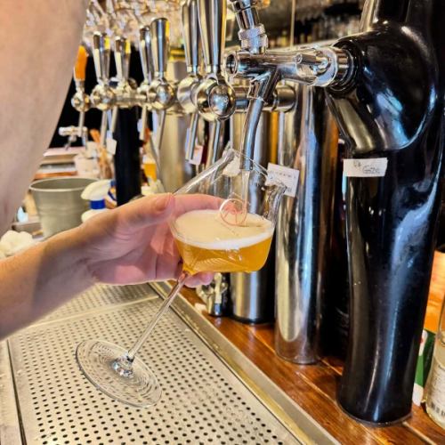 「おかげさまで14周年」

当店「Café.maison de K.」は、
オープンして2月末で丸14年、3月より15年目に入りました。
様々な方々に支えられながら15年目を迎えられた事、感謝です。
これからもぼちぼちやっていこうかなと思っております。
よろしくお願いいたします。

久しぶりの周年記念特別醸造ビール、作ってもらいました。
以下醸造家のコメントです
『Grand Quatorze Gose(グラン・カトルズ・ゴーゼ)
ABV:6.6% IBU:6

IBC(インターナショナルビアカップ)2025にて金賞を受賞したライプツィヒ・ゴーゼをベースに、おめでたい日に飲むということでアルコール度数をちょっぴり高めに設計しました。
ゴーゼと言えばコリアンダーと塩を使用するジャーマンスタイルのビールではありますが、今回のゴーゼはセゾン酵母を使用しベルジャンスタイルらしさも併せ持つハイブリッドなゴーゼに仕上がりました。
シャープな酸味、セゾン酵母の複雑味、塩のほんのり塩味が調和した14周年のお祝いに相応しいビールです！』

今まで様々なスタイルのオリジナルビールを作ってもらってきました。
今回は既存のベルギースタイルに拘らず、あえて他国のスタイルを取り入れて作ってみようと思いこのビールとなりました。
ベルギー本国でも多種多様なビールが作られております。こんなハイブリットなビールもたまにはよろしいのではないでしょうか？

沢山あるので、しばらく開栓しております。お時間ある時にふらっと立ち寄って飲んでみていただきたいです。

「ビールっていろいろあって面白いよね」
皆んながそう思ってもらえたら嬉しいですね〜
