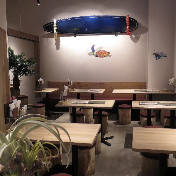 【テーブル席多数ご用意】当店ではたくさんのテーブル席をご用意しております。会社宴会やご家族でのご利用時におすすめ♪飲み放題コースがあるので歓送迎会はもちろん、プライベートでのご利用、女子会にも◎落ち着いた空間でこだわりのおいしいカレーをご堪能ください！