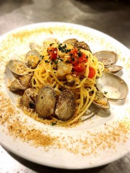 Spaghetti Bianco with clams and mussels