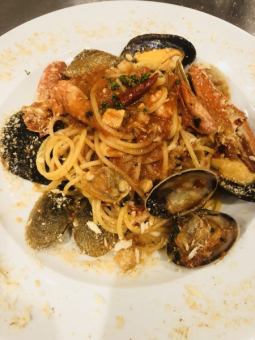 Seafood tomato sauce Pescatore (a lot of tomato sauce such as clams, mussels, squid, shrimp)