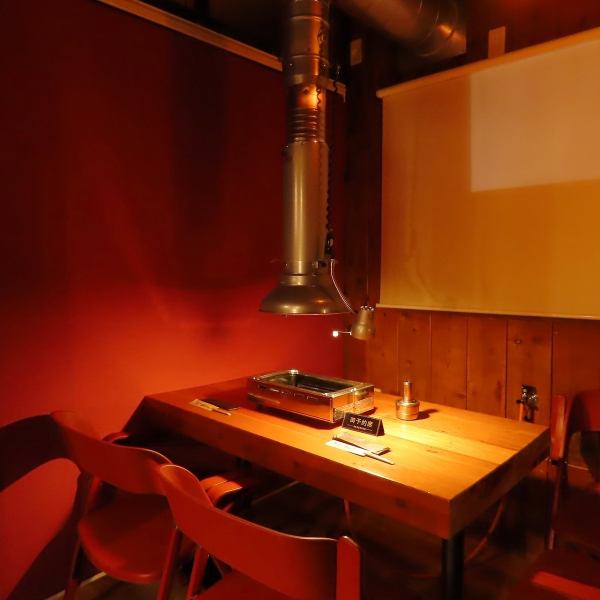 落ち着いた雰囲気で過ごせる半個室の4名席は、周囲を気にせずゆっくり食事を楽しみたい方に人気のお席です。仕切りで程よく区切られているため、デートや家族との食事、お祝いの席にもぴったり。焼肉の香りや店内の賑わいを感じながらもプライベート感のある空間でリラックスして過ごせます。少人数での飲み会にも最適です