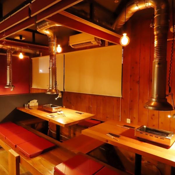 靴を脱いでくつろげる小上がり席は、6名掛けが2卓あり、ゆったりと過ごせる人気のスペース。席を繋げれば10名前後の宴会にも対応でき、家族の集まりや同僚との飲み会にも最適です。座敷ならではのリラックス感があり、長時間の食事でも快適に過ごせるのが魅力。友人グループでの利用から気軽な宴会まで幅広く活躍します。