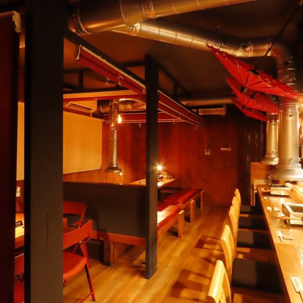 店内の雰囲気をほどよく感じられるカウンター席は、6席のみの特別なレイアウト。ひとり飲みはもちろん、軽く立ち寄りたい時にも使いやすい落ち着いた空間です。スタッフの距離も近く焼肉を自分のペースで楽しめるのが魅力。食事だけでなく一杯飲みたい方にもおすすめで、デートのサブ利用やサクッと晩ごはんにも最適です。