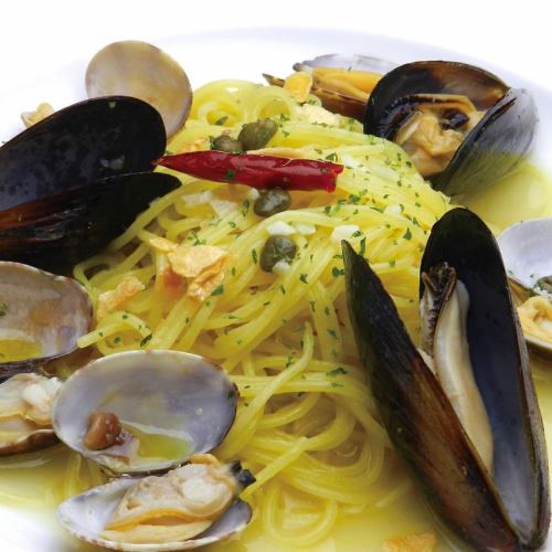 Vongole bianco with clams and mussels