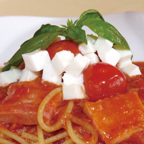 友誼意大利面配成熟的西紅柿和馬蘇里拉奶酪