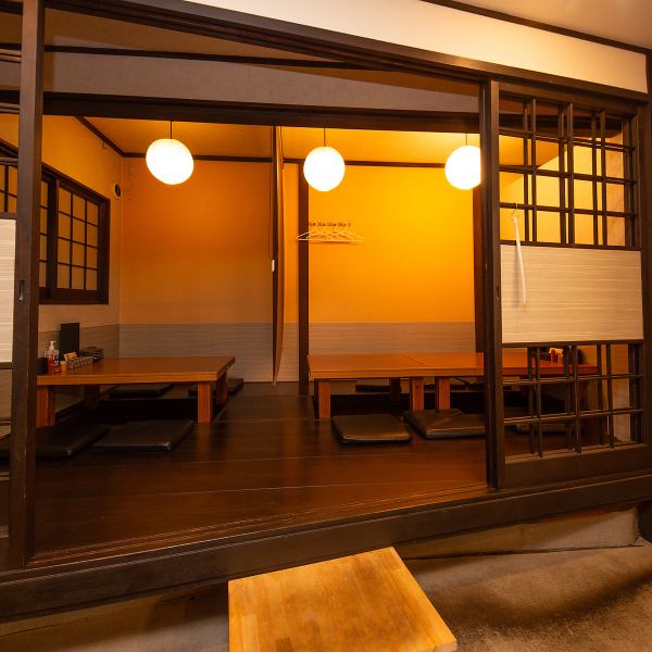 どまぐれの掘りごたつ席で、忘年会や各種宴会を楽しみませんか？会社帰りや友人との集まりにも最適な空間です！ゆったりとした雰囲気の中で、コミュニケーションを深めながら美味しい食事をお楽しみいただけます。お仲間同士で心温まるひとときをお過ごしくださいませ。