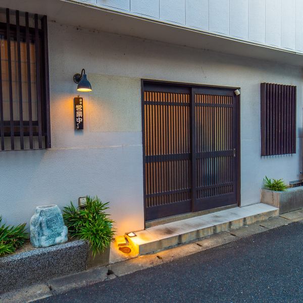 西鉄小郡駅から徒歩5分の場所に位置する当店は、白と黒のシックな外観が目印です。店内に入ると、炭火の香ばしい香りが立ち込めており、その瞬間から食欲をそそります。落ち着いた雰囲気の中で、厳選した食材を使った美味しい料理を心ゆくまでお楽しみいただけます。ぜひ一度お越しください。お待ちしております！