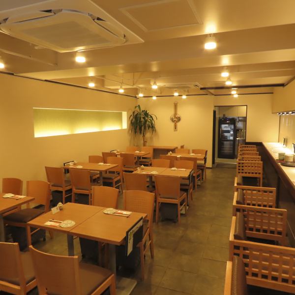【テーブル席】木の温もりに包まれた落ち着きのある店内。ゆとりあるテーブル席で、ご家族やご友人とゆっくり会話を楽しめる、心地よい空間をご用意しています。4名様かけテーブルを6つご用意しておりますので、連結して最大30名様での宴会利用にも最適です。