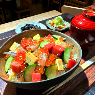 午餐供应时间：11:30 至 15:00（最后点餐时间：14:30）