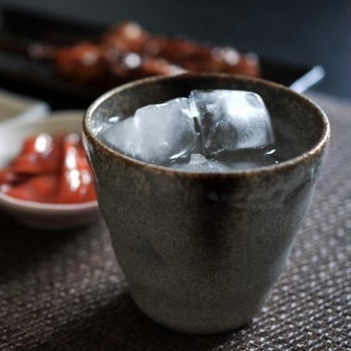 提供各种清酒和烧酒