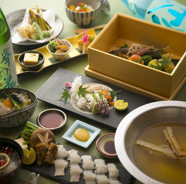 We offer luxurious kaiseki courses using Kyoto ingredients selected by the owner.