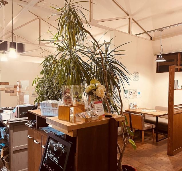 住宅メーカーが経営する飲食店ならではの、心地よいリビングカフェ。テーブルや椅子、インテリアなどの1つ1つにもこだわりが見えます。お子様連れも大歓迎♪女子会、デート、ママ会だけでなく、父の日、入学式などのお祝いにもご利用いただけます。