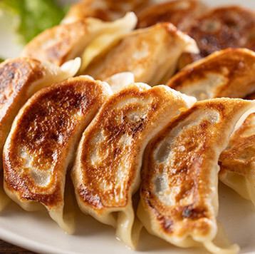 焼き餃子と水餃子の全9種類！全て店内で手包み♪出来立てアツアツ。【こだわりの自家製餃子】418円(税込)～