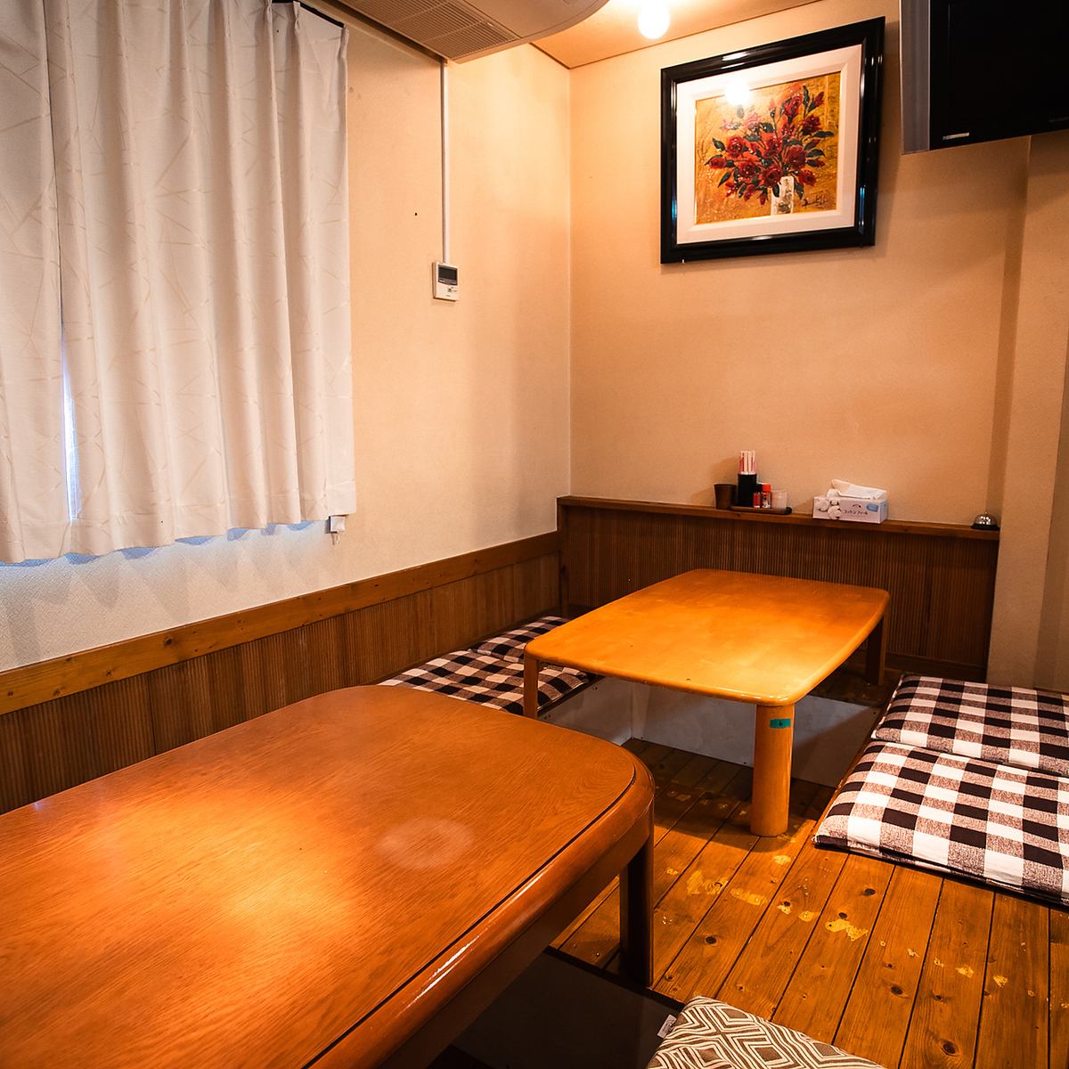 There are plenty of tatami seats where you can relax and enjoy your meal.