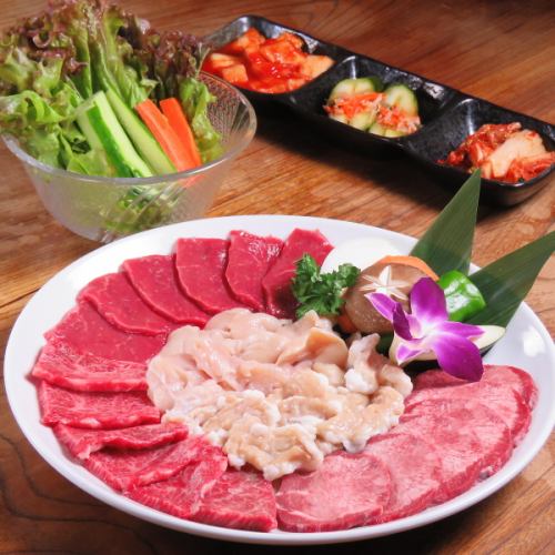 【人气】55肉盘套餐<共7道菜>6,500日元（含税）最新鲜的内脏和碎肉等☆
