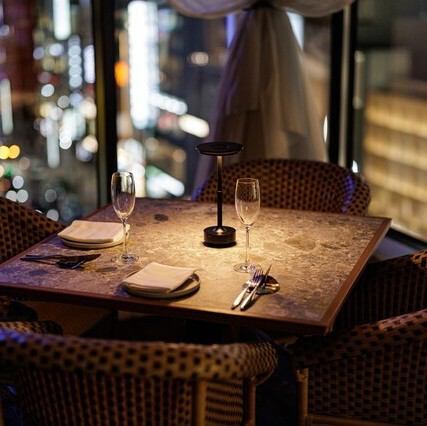 都会の喧騒を忘れさせる、洗練された大人の隠れ家空間。「L'atelier de oto」は、モダンなデザインと温かみのある木の調和が心地よい、落ち着いた雰囲気が魅力です。柔らかな照明が包み込む店内は、大切な人との語らいや記念日のディナーに最適。ゆったりと流れる時間の中で、極上の美食体験をお楽しみいただけます。