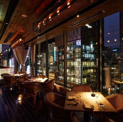 煌めく銀座の夜景が眼下に広がる「L'atelier de oto」は、五感で楽しむネオビストロです。オープンキッチンから届くライブ感と、窓一面に広がる都会のパノラマが融合し、非日常感を演出します。ワインを片手に、旬の食材を活かしたフレンチ・ジャポネを味わいながら、特別な日を彩る華やかなひとときを。