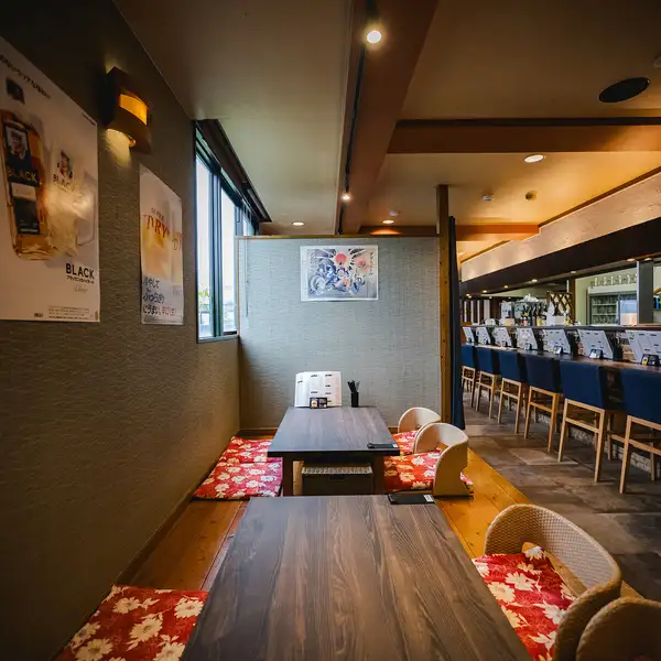 最大100名まで収容可能な広々とした店内は、会社宴会や大人数の集まりに最適。座敷やテーブル席を組み合わせ、シーンに合わせたレイアウトが可能。ゆったりした空間で仲間と楽しい時間を過ごせます。