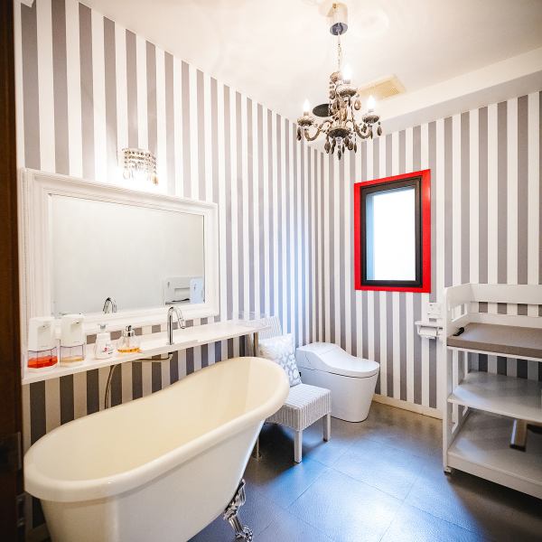 トイレがバスタブや、シャンデリアを取り入れた女性に人気のデザインで、華やかさと落ち着きを両立。キッズルームも完備し、ファミリー利用にも安心。100席の広々空間で、さまざまなシーンに対応できます。