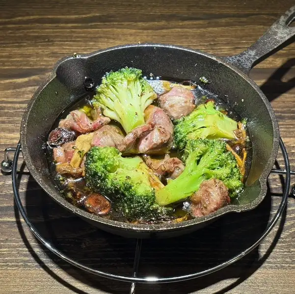 【熱々鉄鍋で旨み凝縮】食感楽しい砂肝のアヒージョ