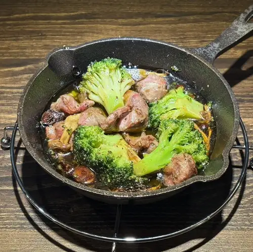 【熱々鉄鍋で旨み凝縮】食感楽しい砂肝のアヒージョ