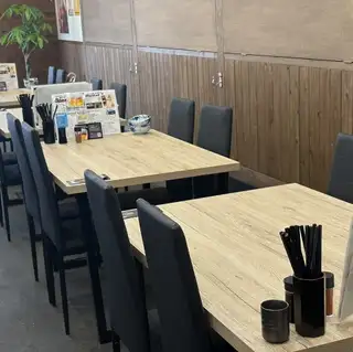 ◆4张桌子，每张桌子可坐4人。