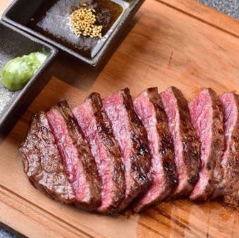 スタッフが目の前で焼き上げる、看板メニューの極上ステーキ