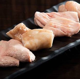 種類豊富なホルモンや、バラエティ豊かな肉料理もご用意！