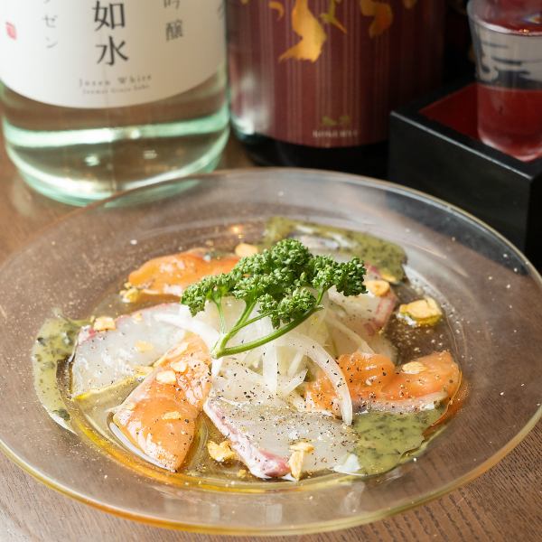 ＜最初の一品におすすめ＞新鮮な海の幸を爽やかに仕立てた鮮魚のカルパッチョ