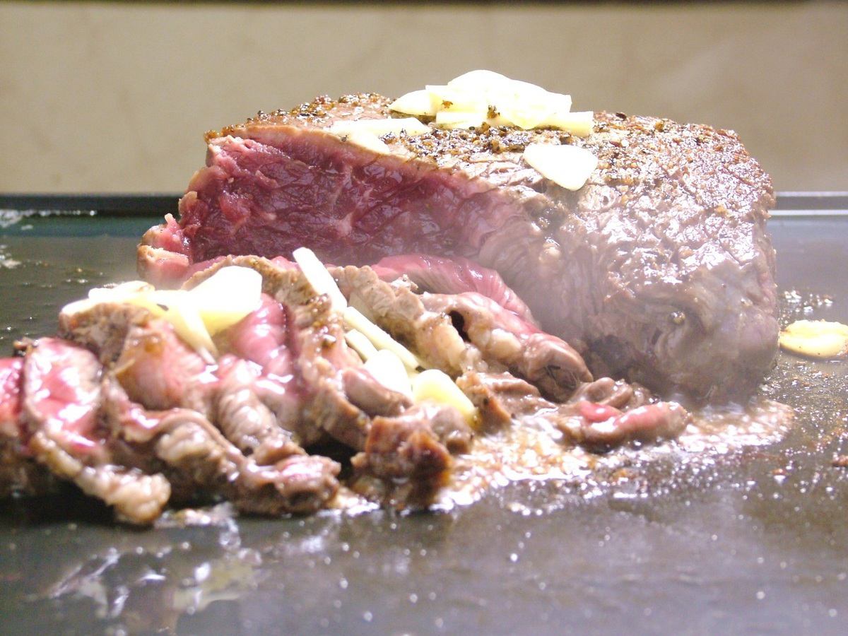 I also recommend a classic steel plate pot and NY steak.In a couple seat or digging tatami room, relax and enjoy it.