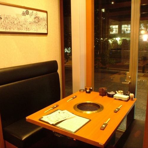 ソファータイプのBOX席。2名様～最大13名様までご利用頂けます。ゆったりとくつろいでお食事できます。